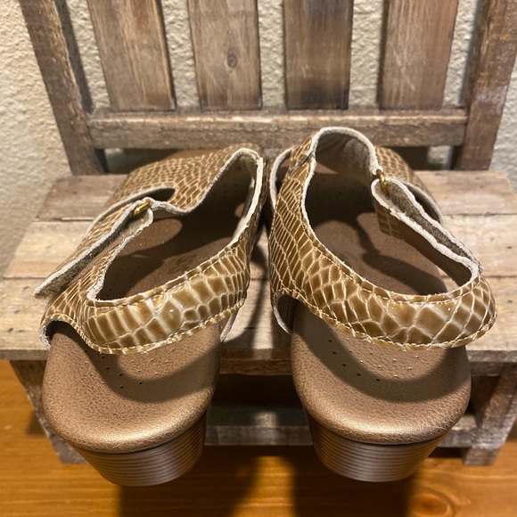 SAS Suntimer Beige Croc Sandels 9M, Adjustable Strap, Contoured Footbed Sandal - Picture 7 of 15